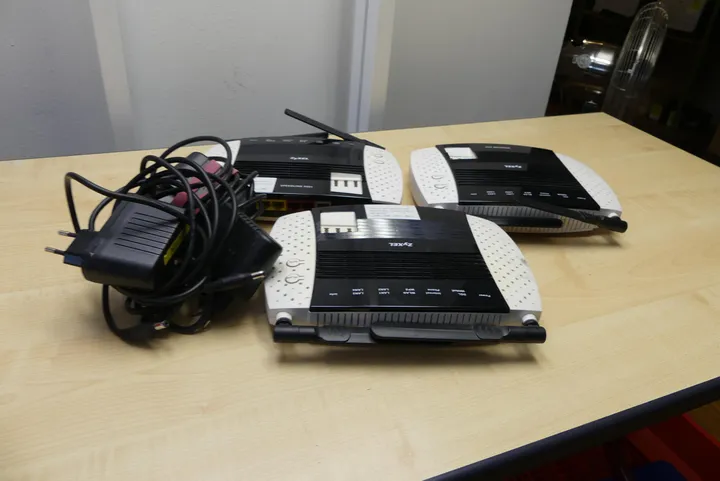 3x Zyxel Speedlink Router mit Netzteil (unterschiedliche Modelle, u.a. Speedlink 5501) Umfang: nur der Inhalt, ohne Kiste